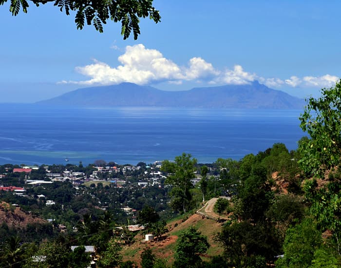 Utsikt over Dili by med Atauro-øya i horisonten over havet