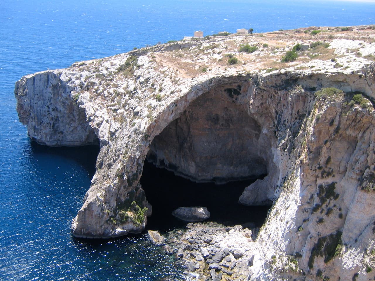 Havgrotten Blue Grotto med klipper og blått vann