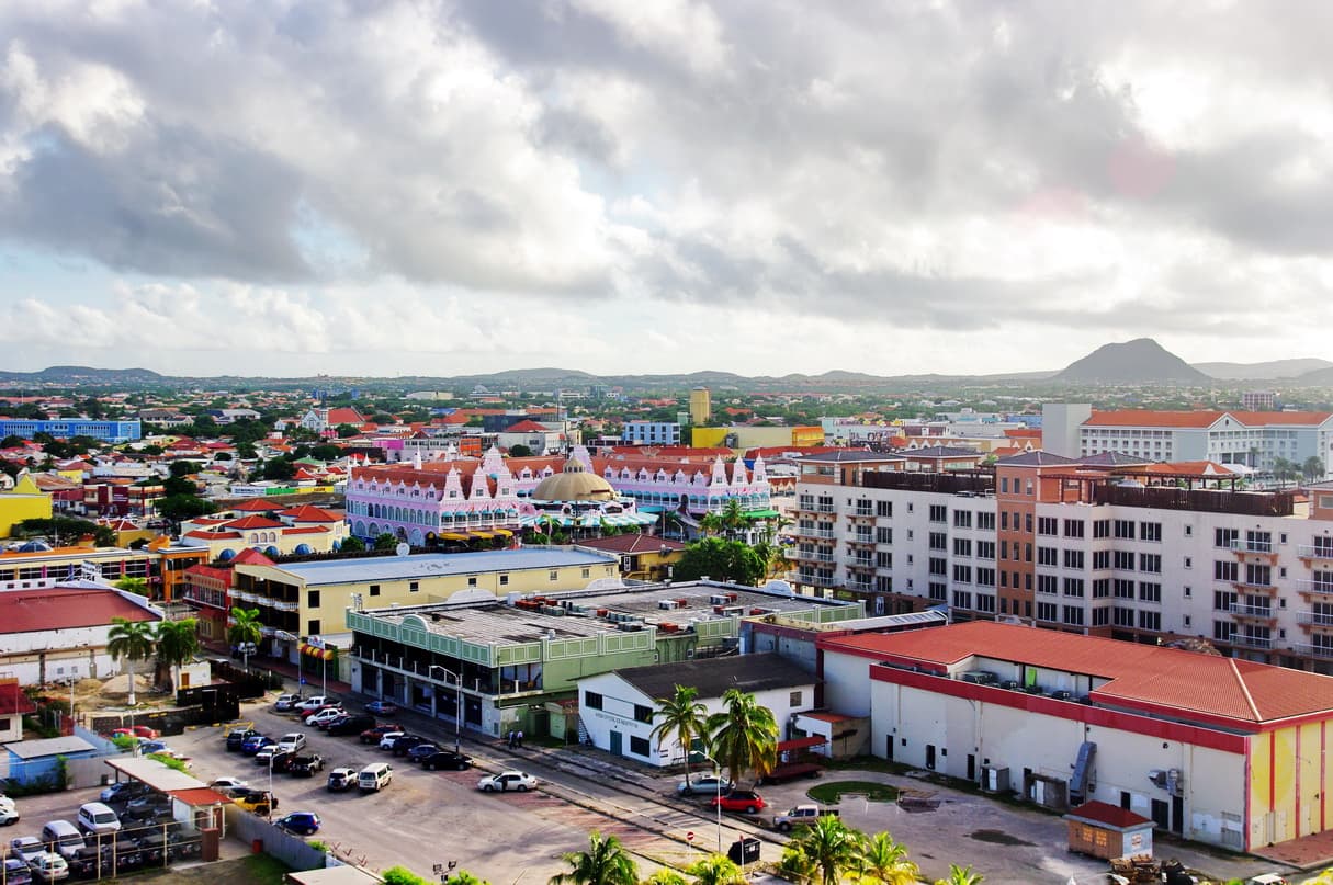 Havnen i Oranjestad med nederlandskinspirerte fasader