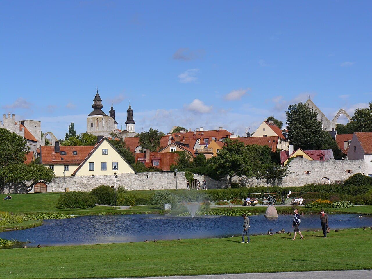 Middelaldermuren og takene i Visby på Gotland