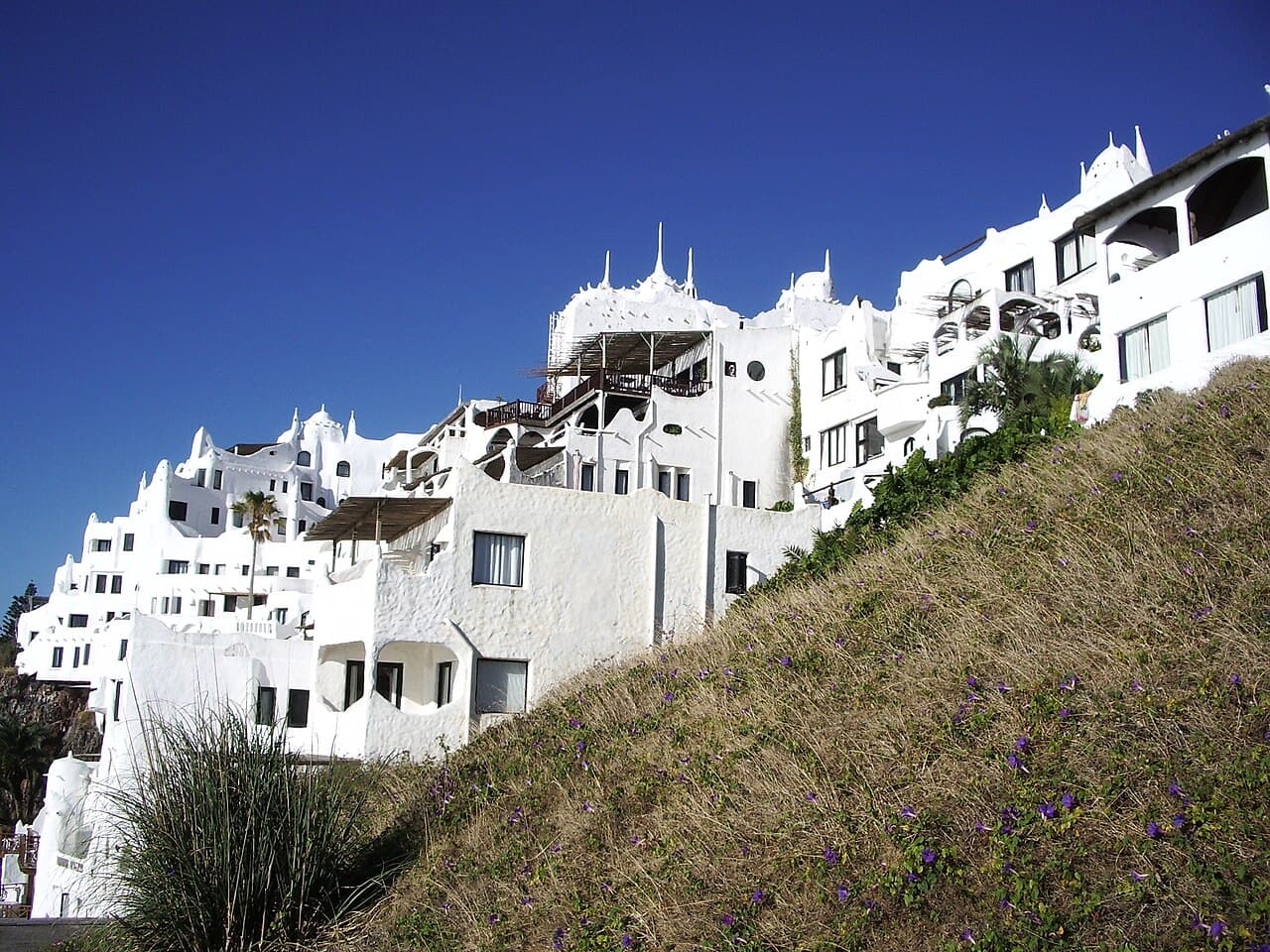 Den hvite bygningen Casapueblo i terrasser mot havet