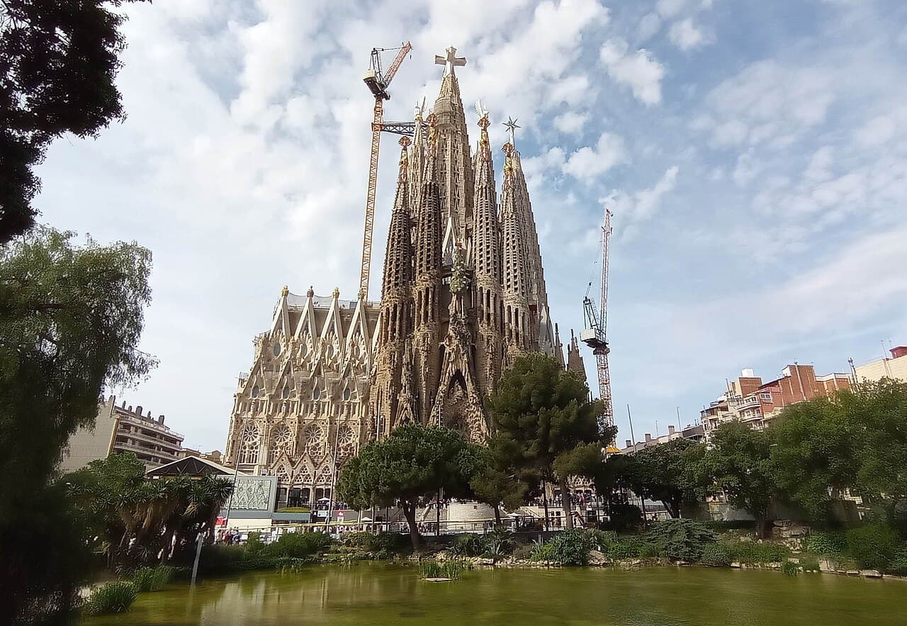 Kirken Sagrada Família i Barcelona med sine spir