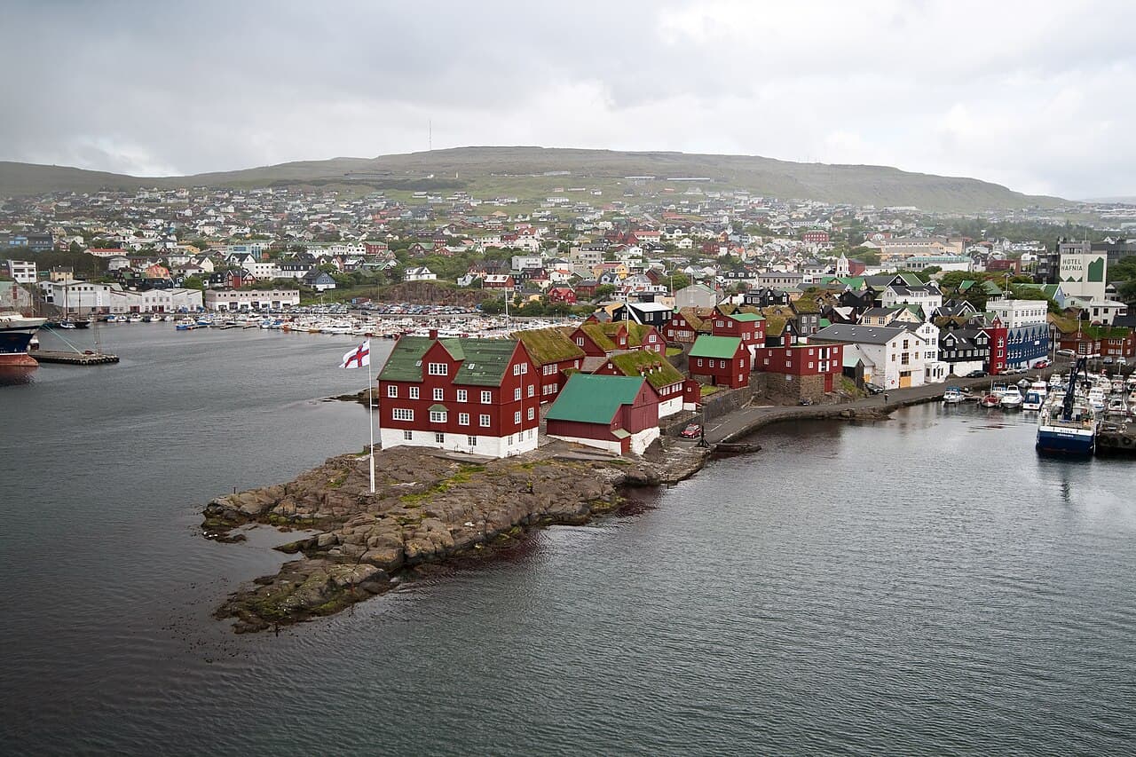 Røde trehus med torvtak på Tinganes i Tórshavn