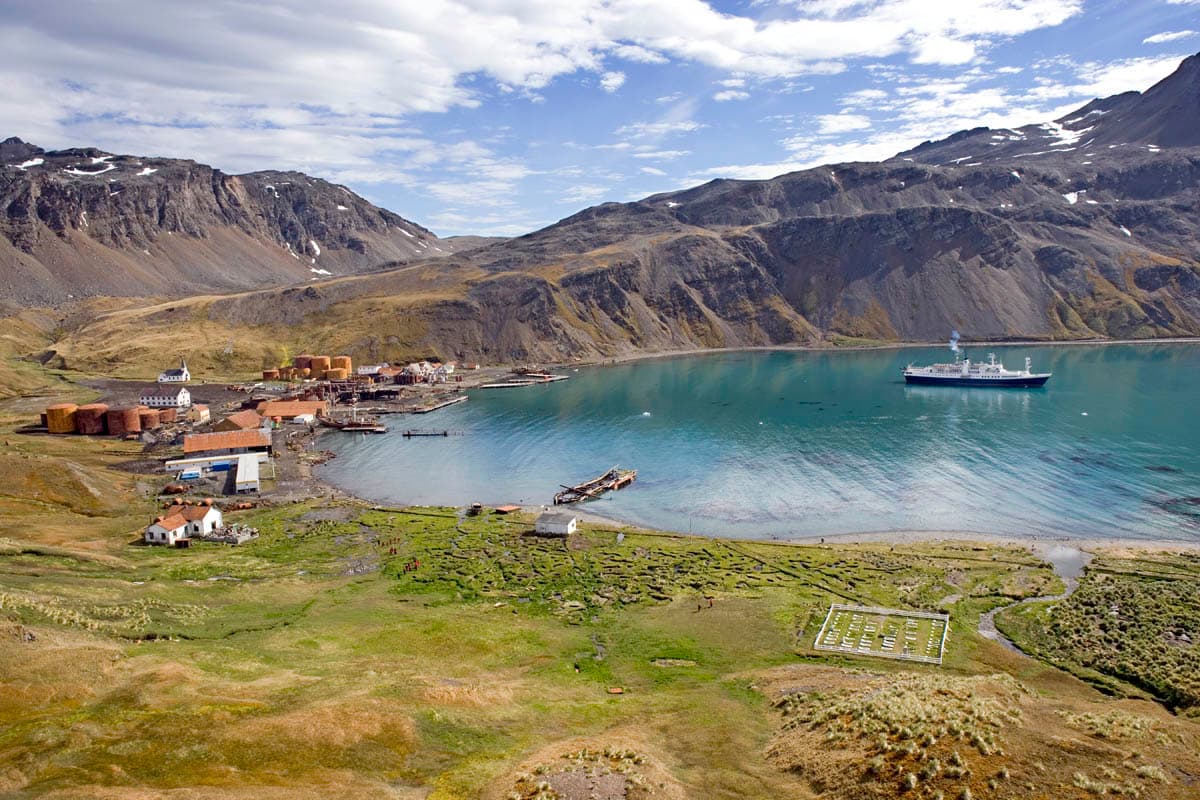 Havnen i Grytviken med fjell bak
