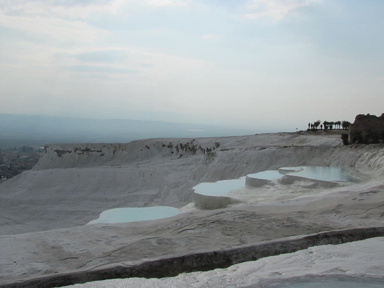 Hvite kalkterrasser med turkist vann i Pamukkale