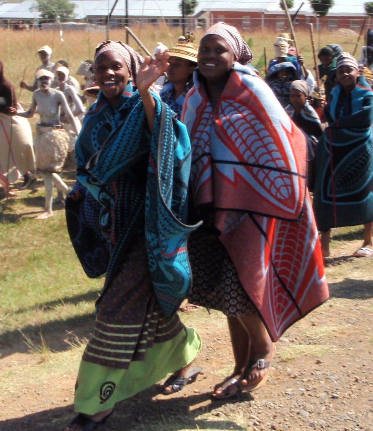 Basotho-kvinner i fargerike ullkapper under en parade