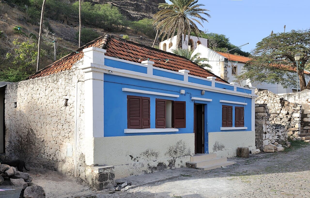 Den gamle brosteinsgata Rua Banana i Cidade Velha