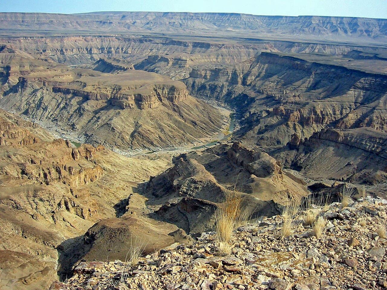 Den dype, buktende Fish River Canyon i tørt fjellandskap