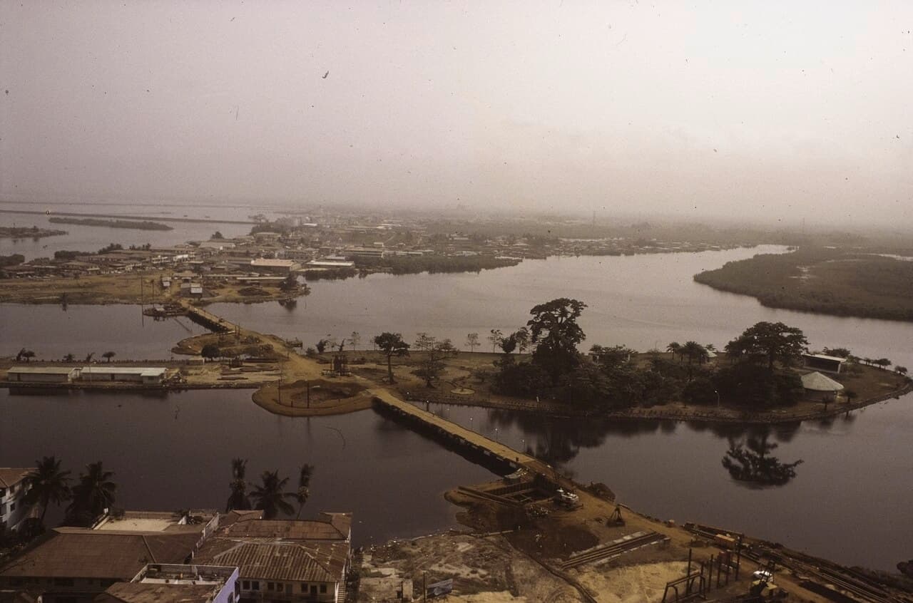 Bro ut til Providence Island i Monrovia