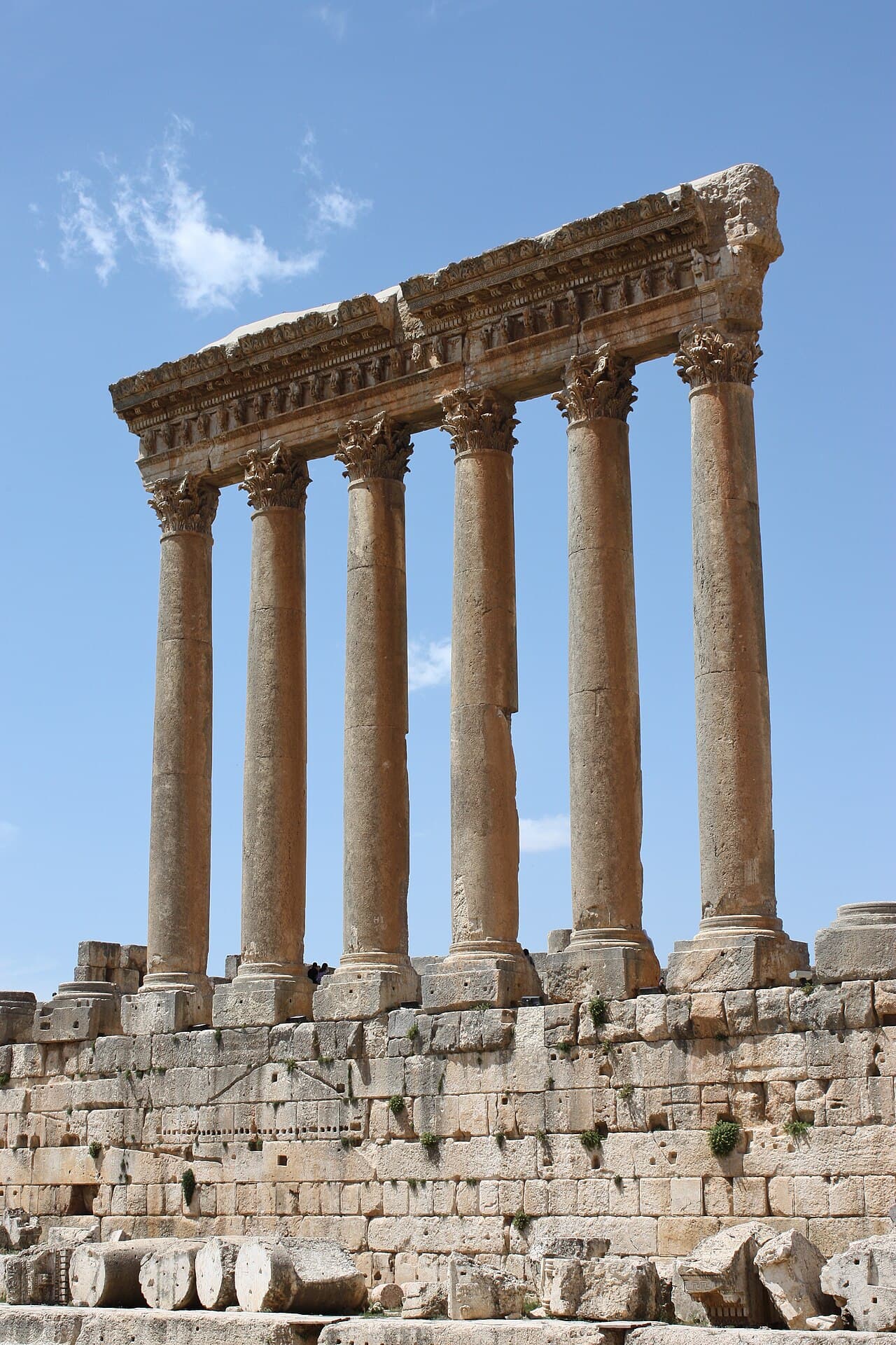 Høye romerske søyler som står igjen av Jupiter-tempelet i Baalbek