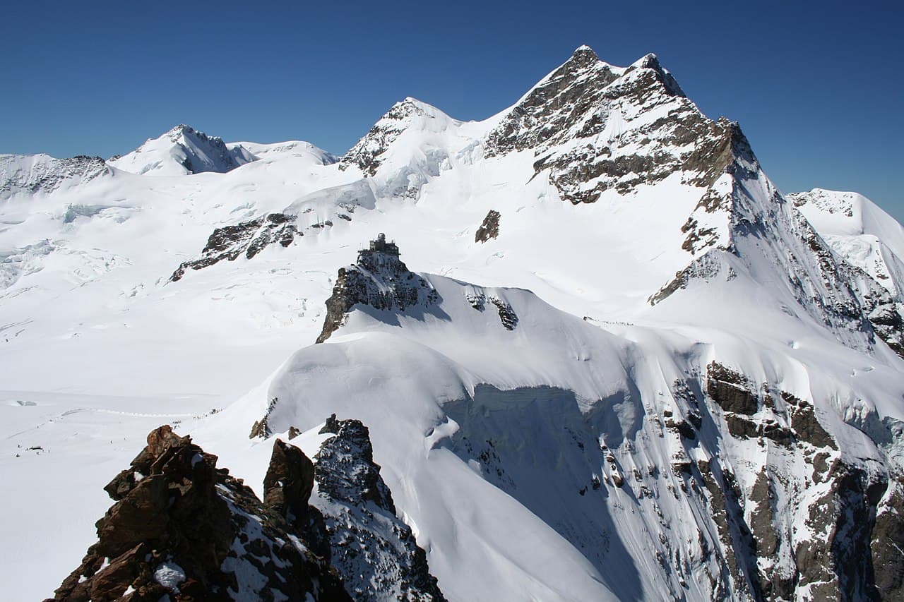 Forskningsstasjonen Sphinx og Jungfrau i bakgrunnen