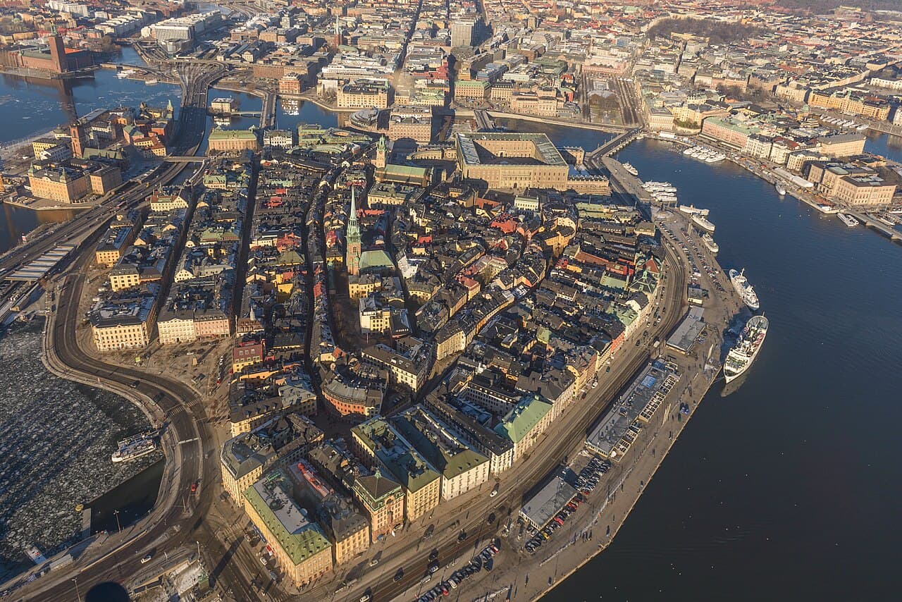 Fargerike husrekker i Gamla stan i Stockholm