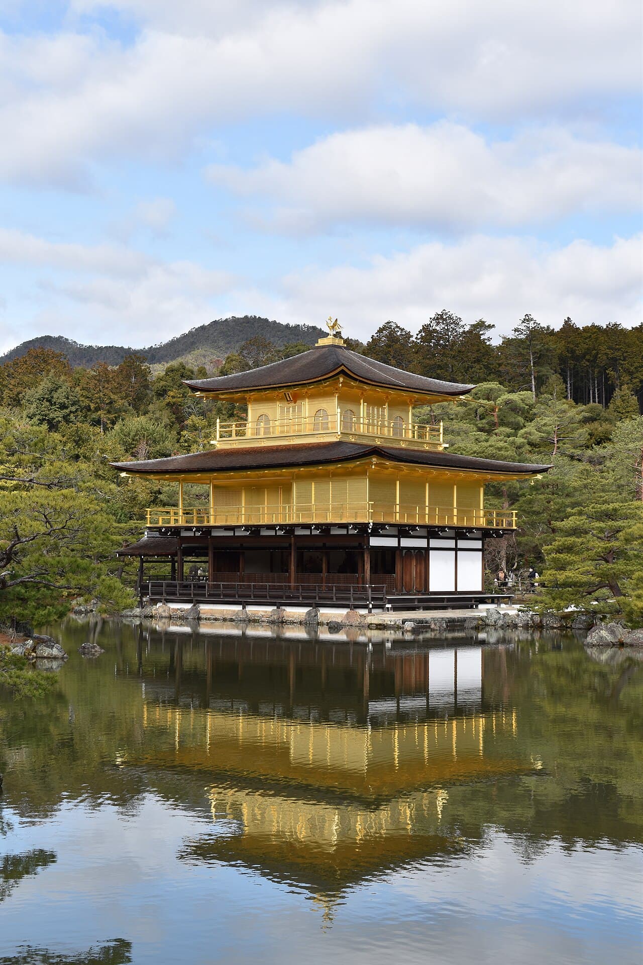 Det gylne tempelet Kinkaku-ji speiler seg i dammen i Kyoto