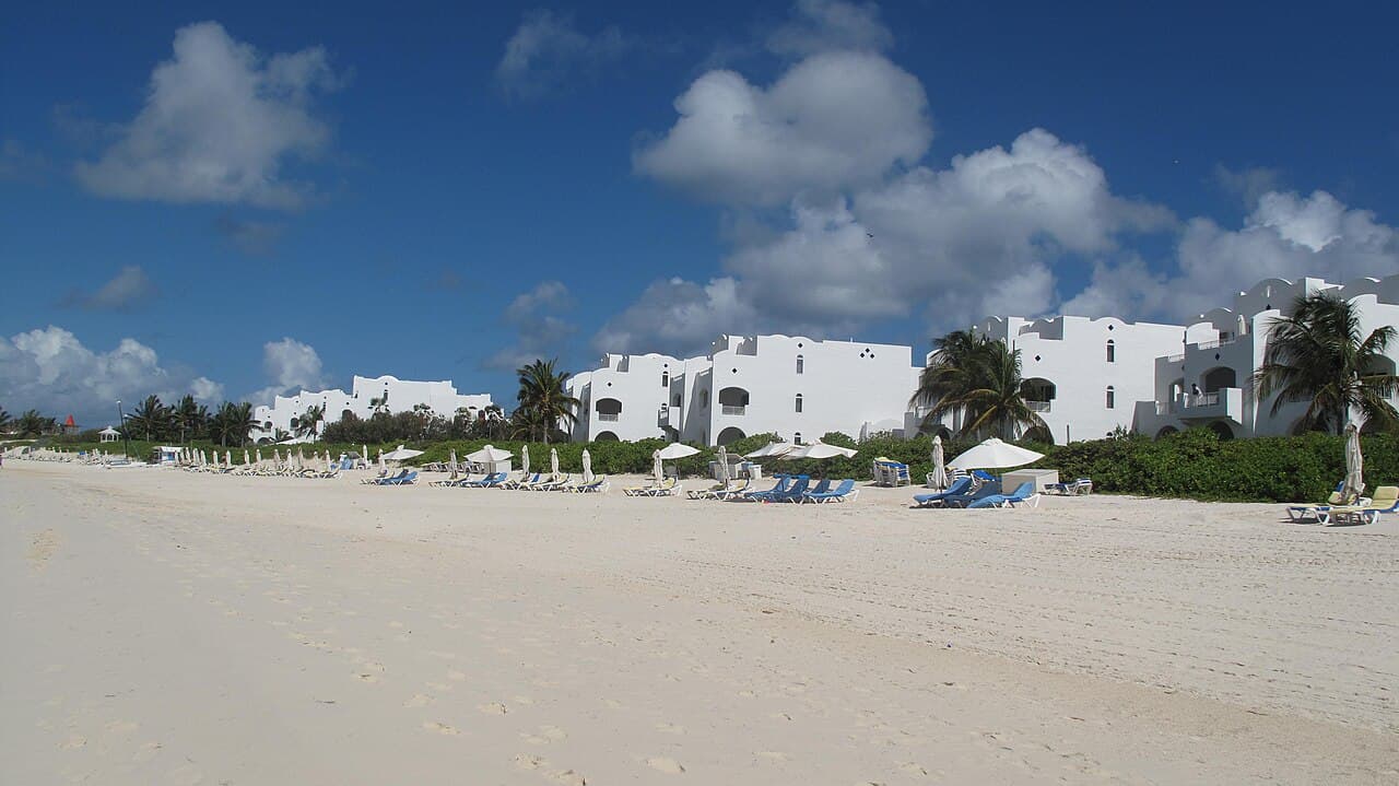 Den lange stranden ved Rendezvous Bay