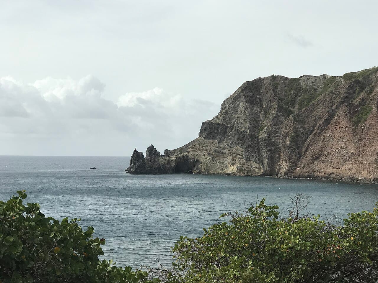 Wells Bay på Saba med Torrens Point bak