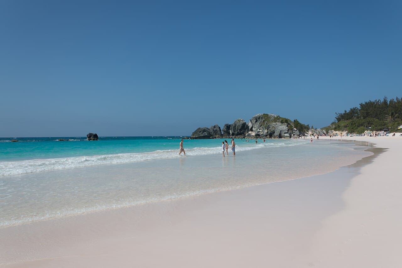 Den rosaskimrende sanden i Horseshoe Bay