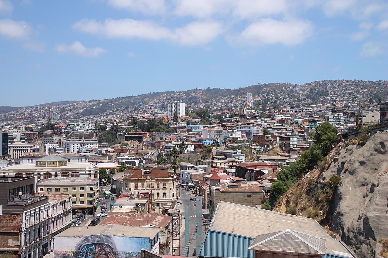 Fargerike hus i åssidene over havnen i Valparaíso