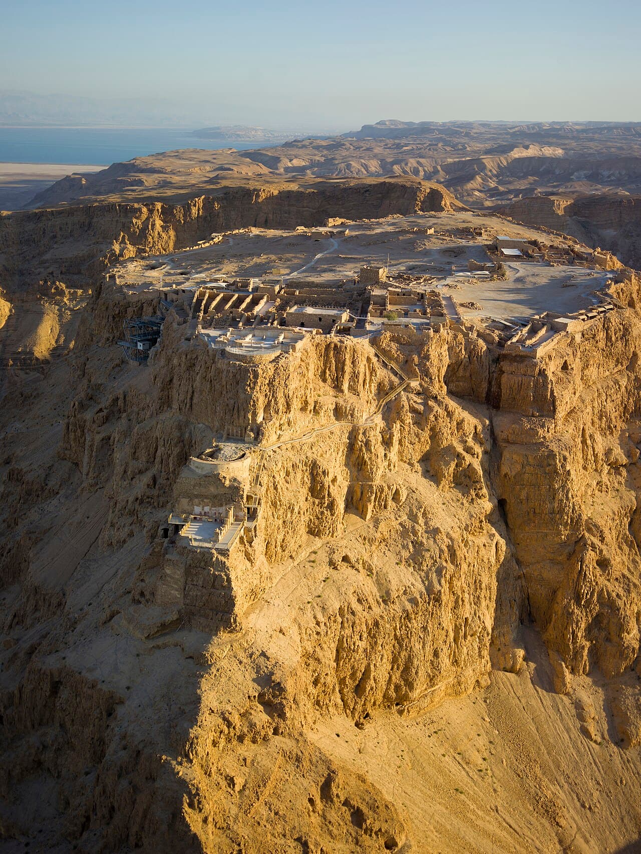 Ruinene av festningen Masada på et flatt fjellplatå over ørkenen