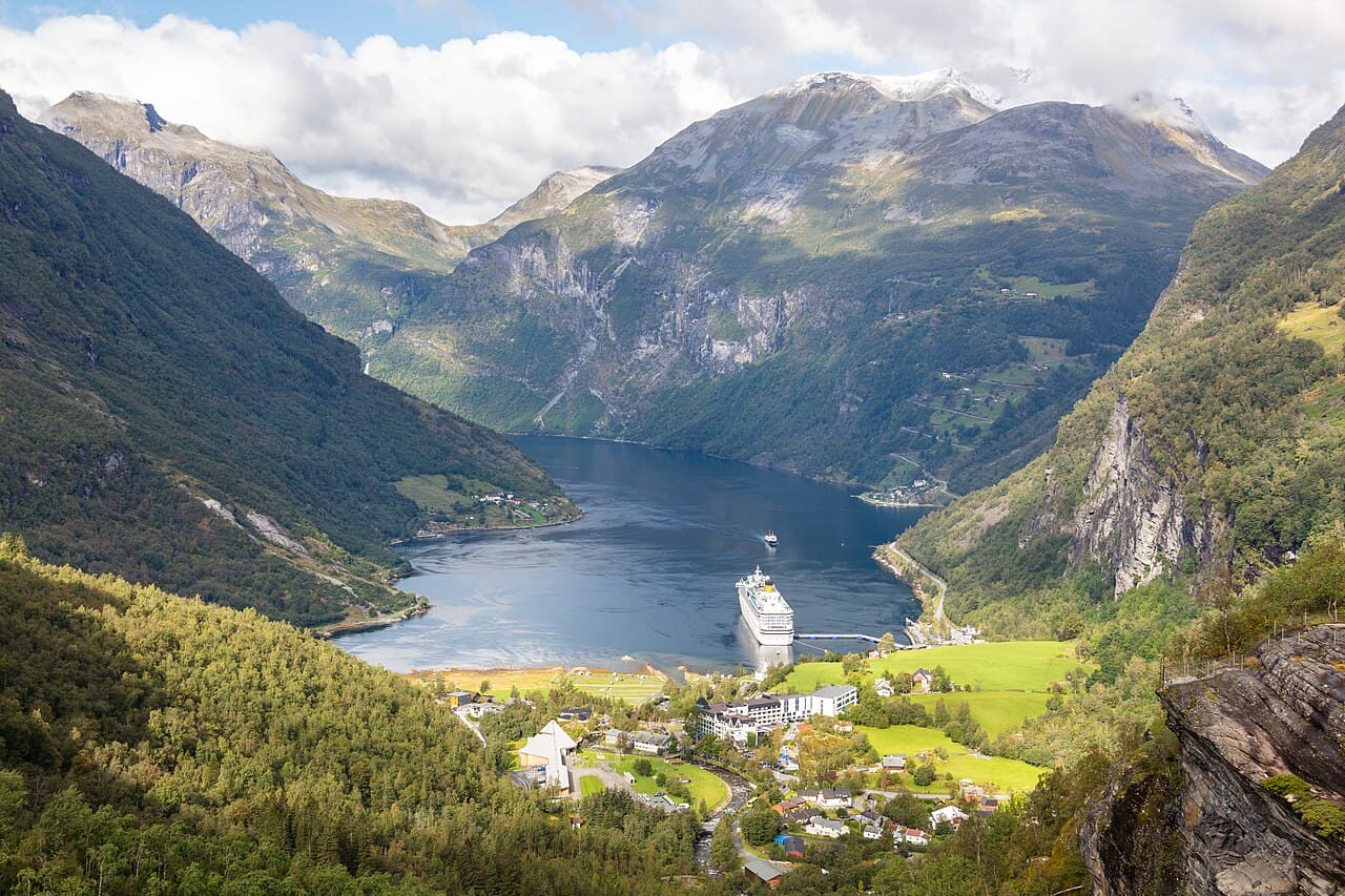 Geirangerfjorden mellom bratte fjellsider