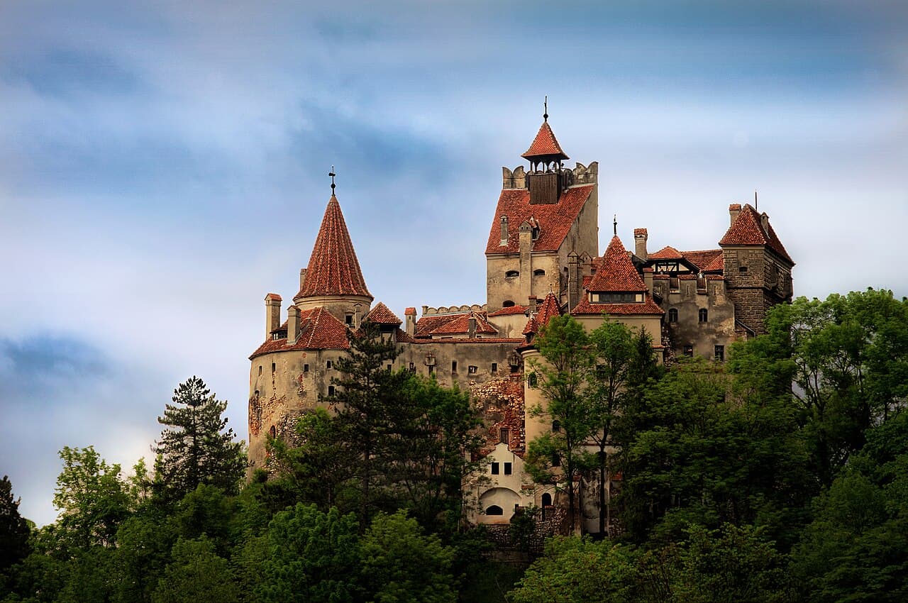 Bran slott på klippen i Karpatene