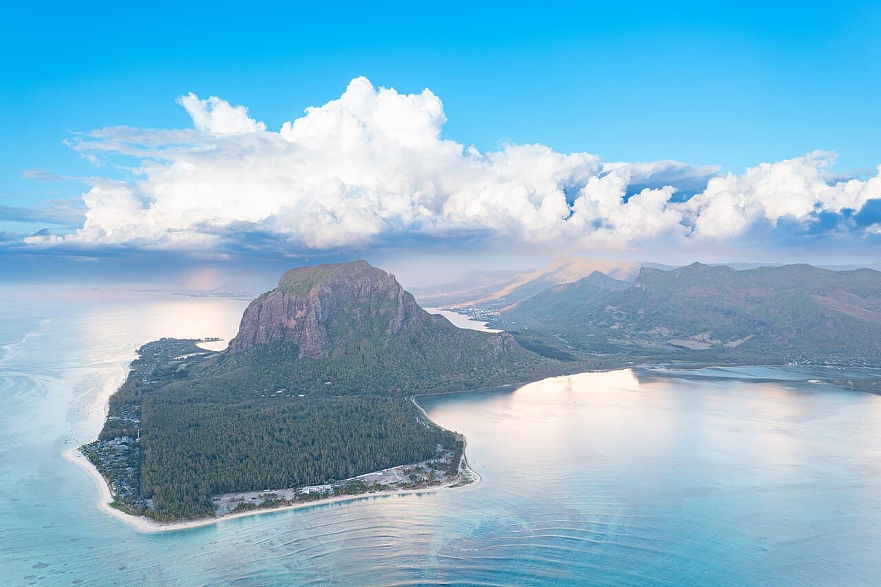 Le Morne-halvøya med turkist vann og fjellet Le Morne Brabant