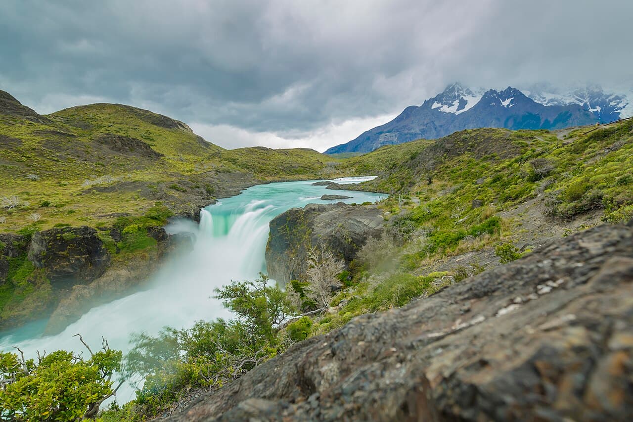 Fjellformasjonene i Torres del Paine med innsjø foran