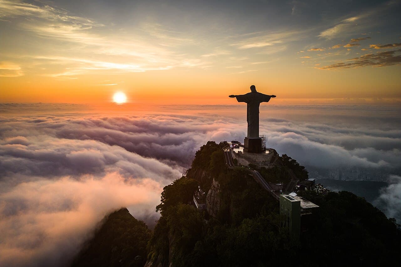 Kristusstatuen på Corcovado over skyene