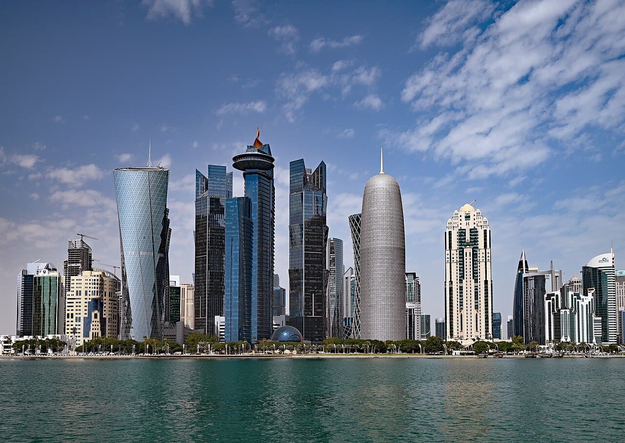 Dohas moderne skyskraperskyline langs bukta