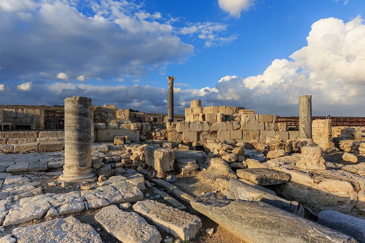 Det antikke teatret i Kourion med havet bak