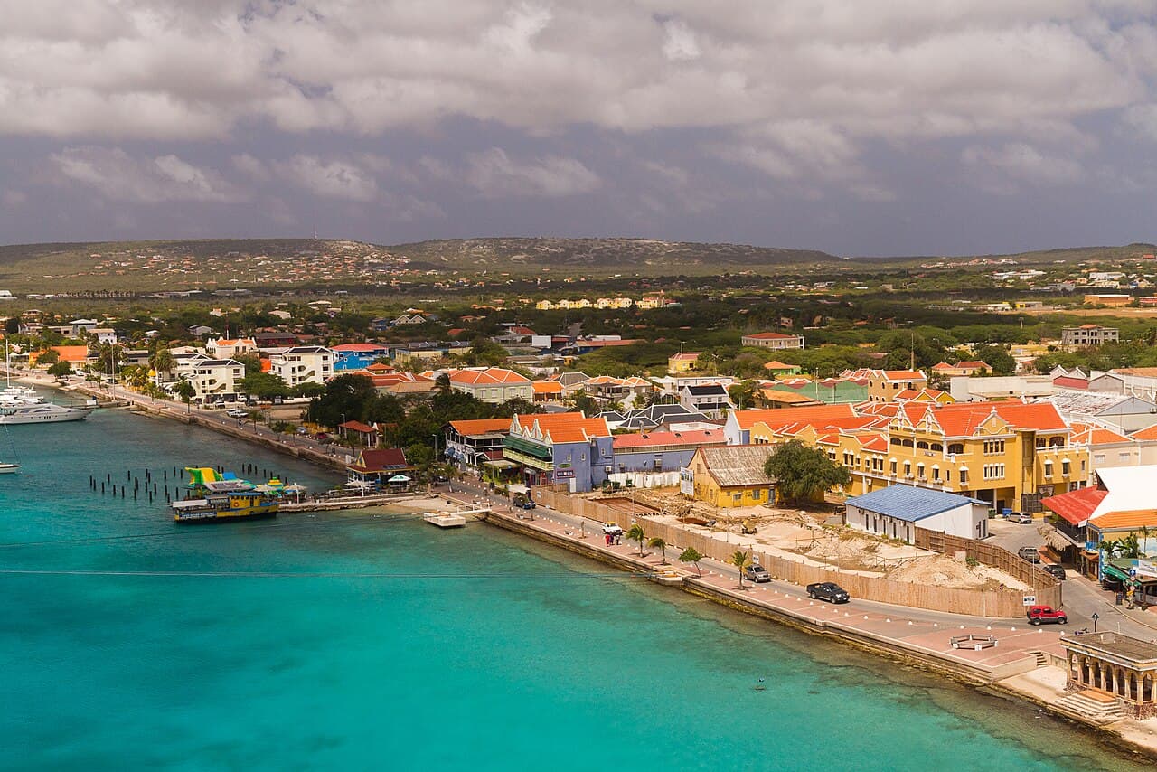 Krystallklart vann langs kysten av Bonaire