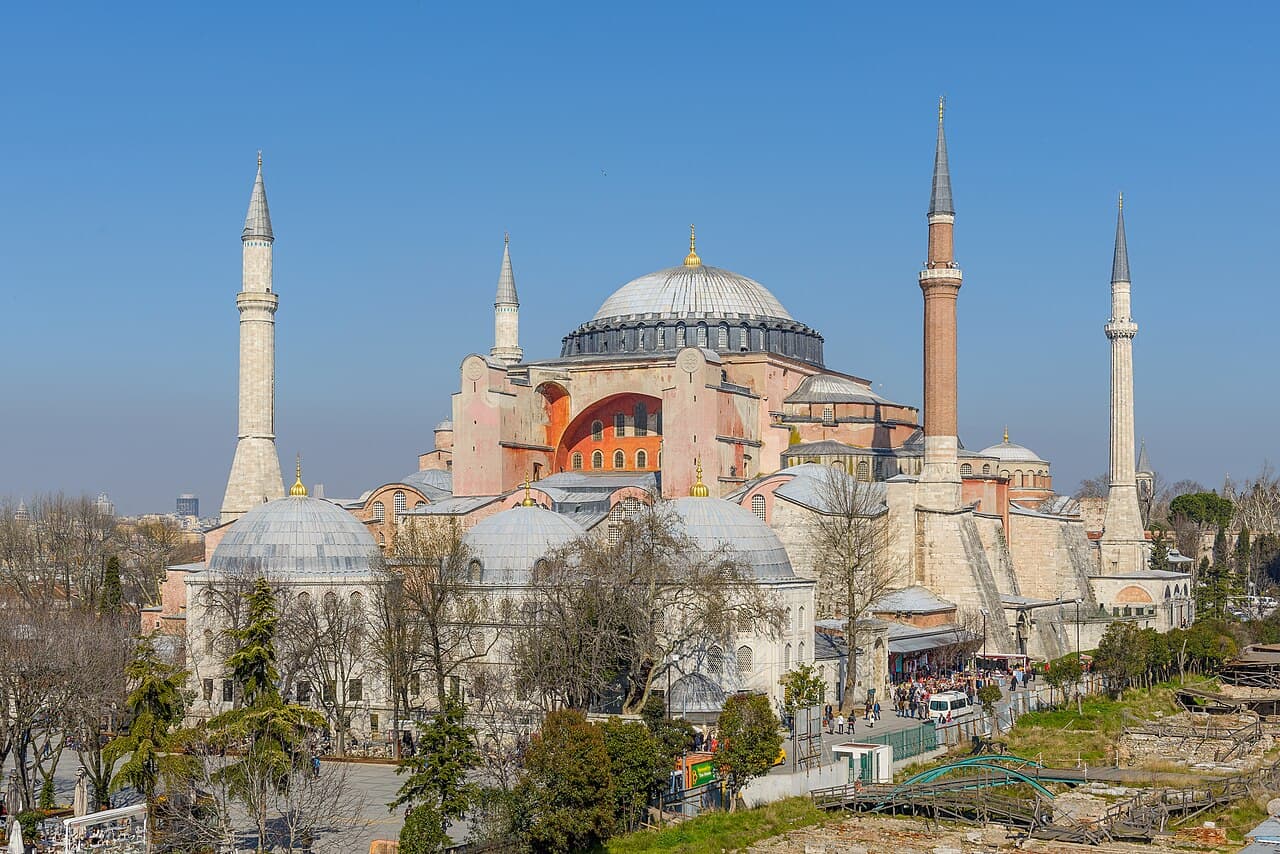 Hagia Sophia med sin store kuppel og fire minareter i Istanbul