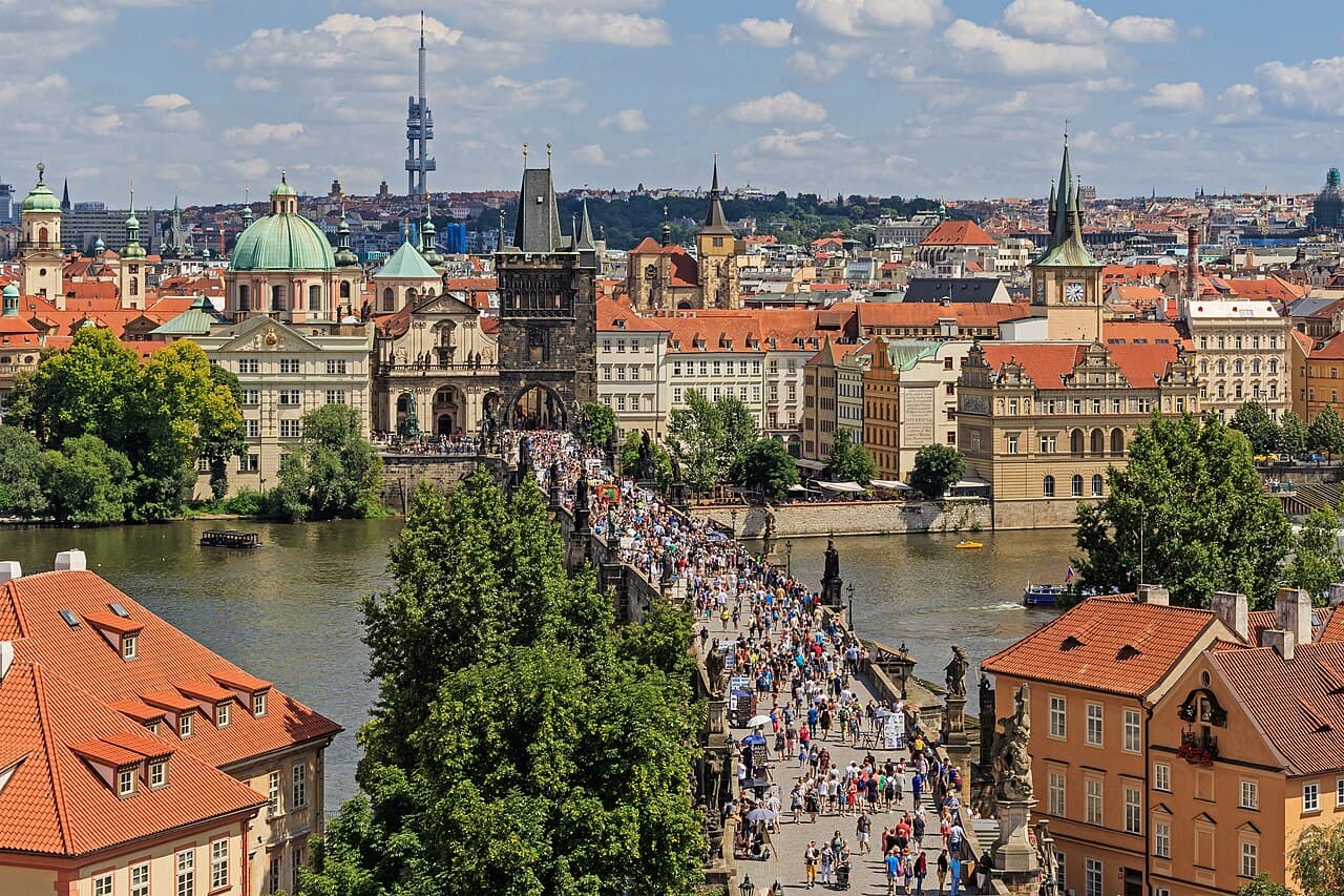 Karlsbroen over Vltava med tårn i hver ende