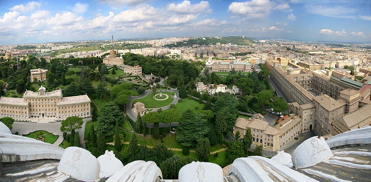 Vatikanhagene med museumsbygningene og Roma bak