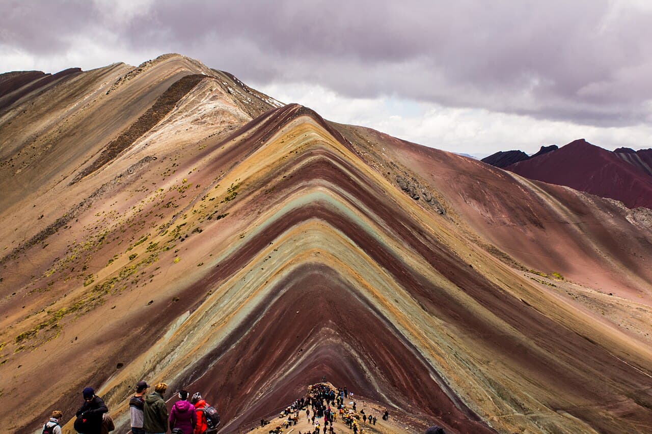 De fargede mineralstripene i fjellsiden på Vinicunca, Regnbuefjellet