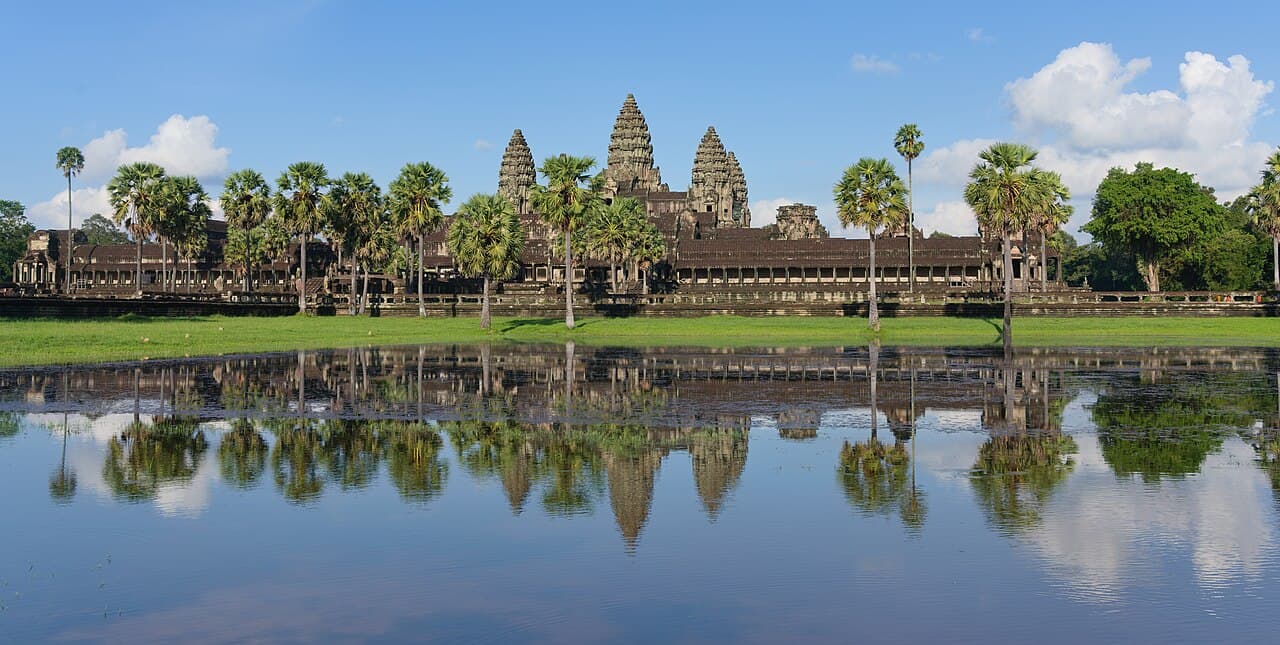 Angkor Wats fem tårn speilet i dammen foran ved soloppgang