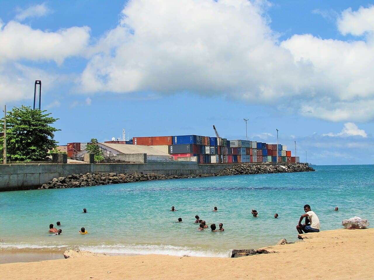 Bygninger og gateliv i byen São Tomé