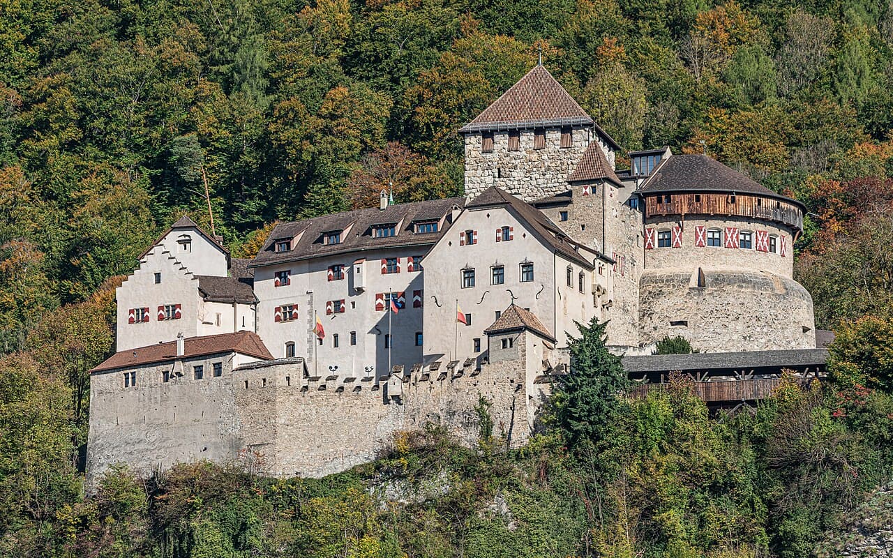 Slottet Vaduz på fjellsiden over byen