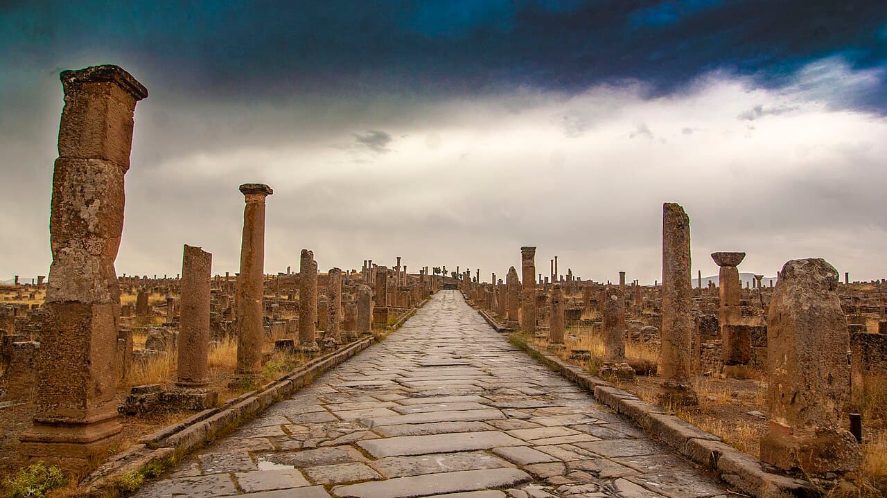 Søylerekker og gatenett i de romerske ruinene i Timgad