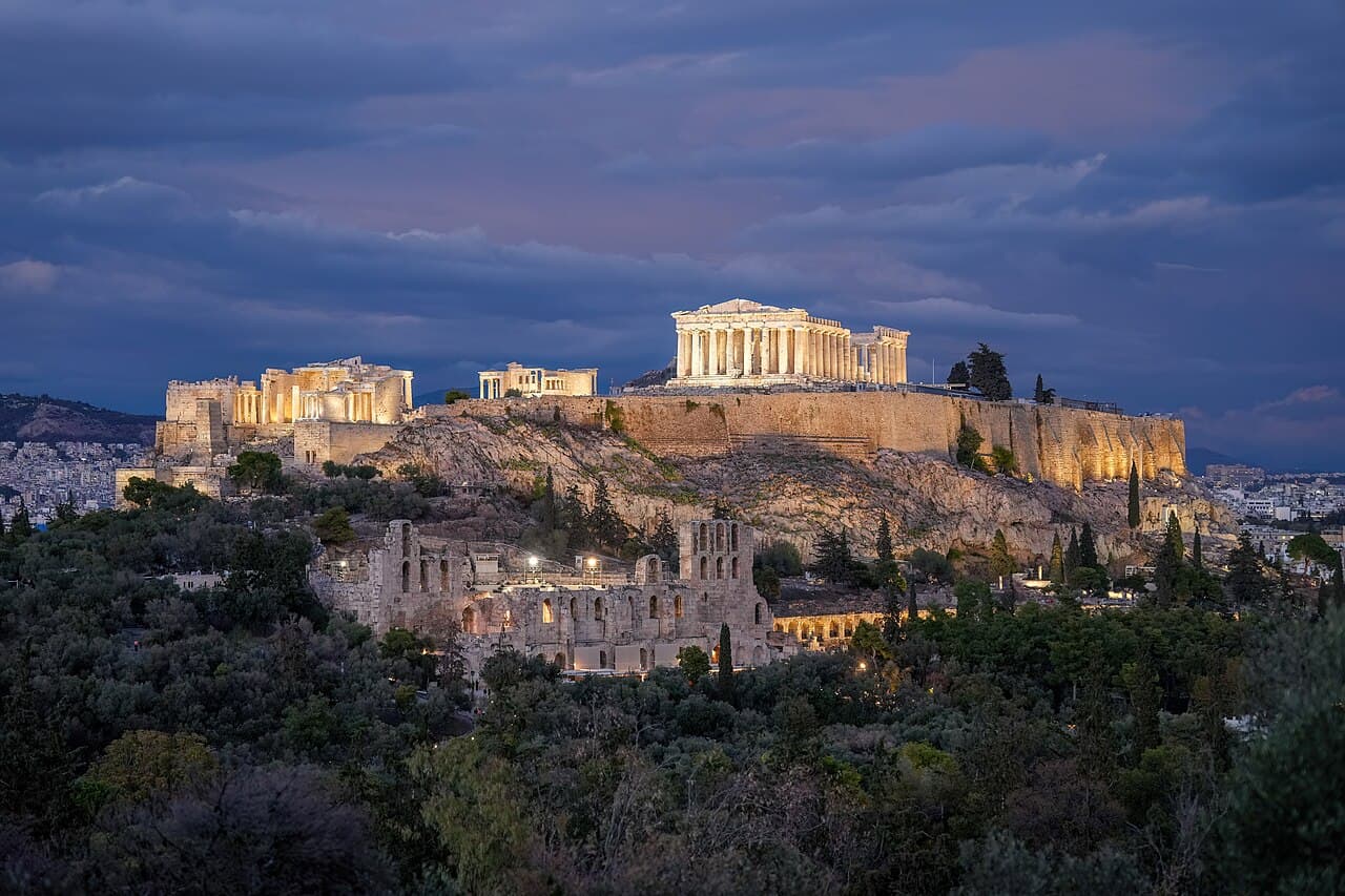 Akropolis i Athen opplyst om kvelden