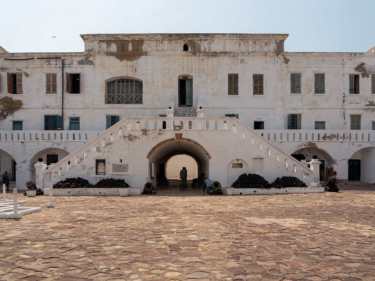 De hvitkalkede murene i Cape Coast Castle mot havet