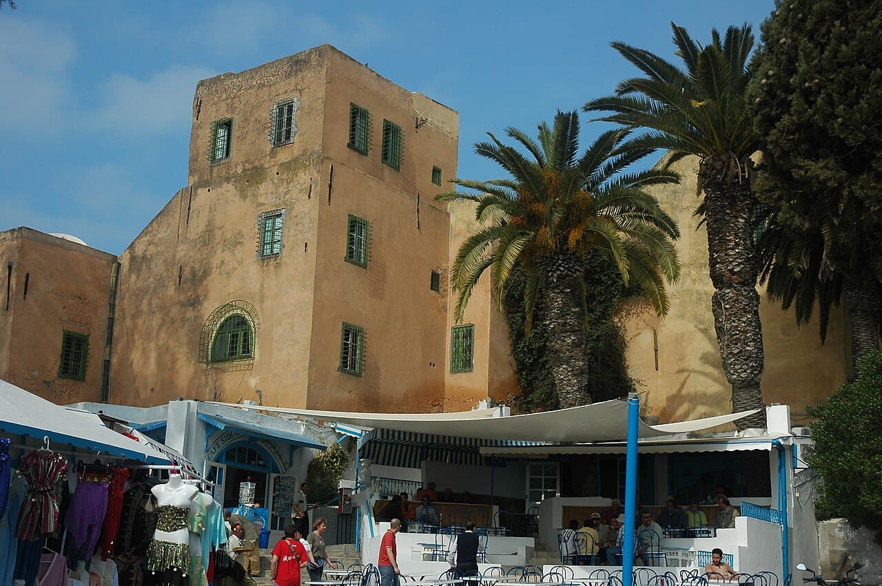 Hvite hus med blå dører og vinduer i Sidi Bou Said