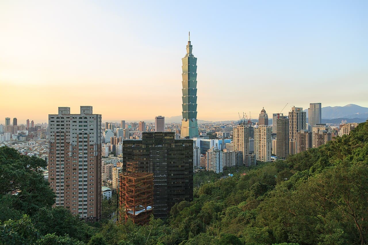 Skyskraperen Taipei 101 rager over byen