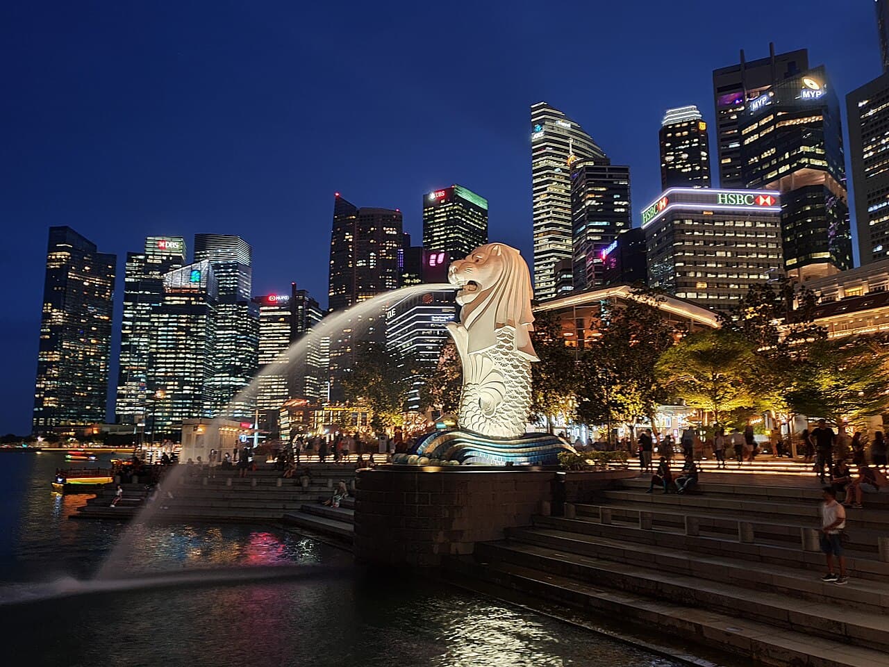 Singapores skyline med Merlion-statuen i forgrunnen