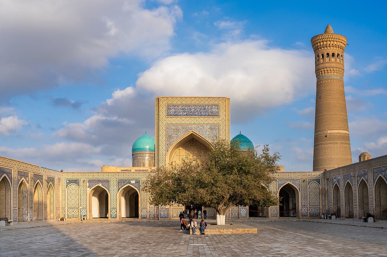 Kalyan-minareten og den blåkuplede moskeen i Po-i-Kalyan-komplekset i Bukhara