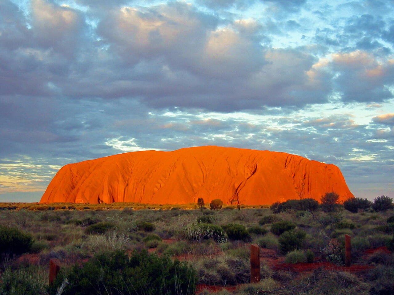 Sandsteinsmonolitten Uluru i solnedgang