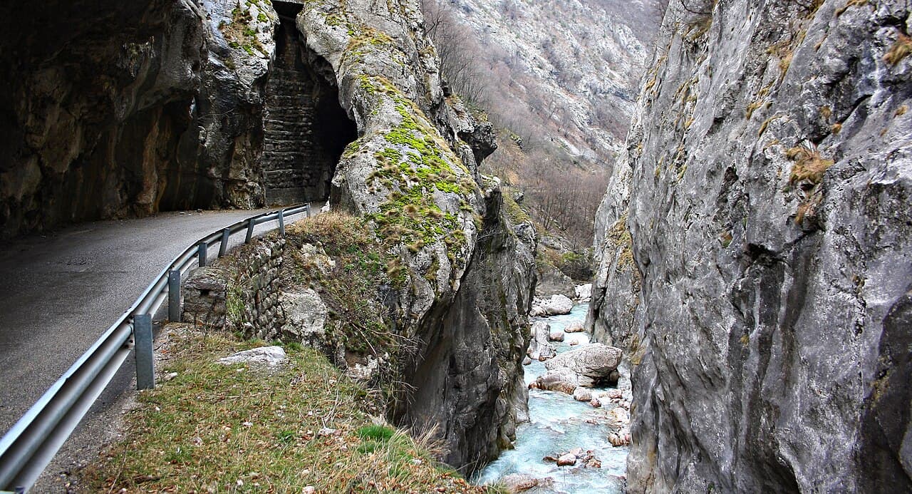 Den bratte Rugova-kløften i fjellene vest i Kosovo