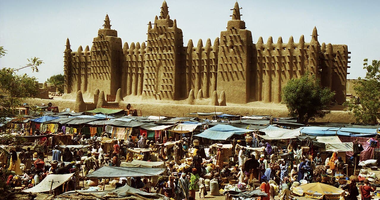 Den store leirmoskeen i Djenné med sine karakteristiske trebjelker
