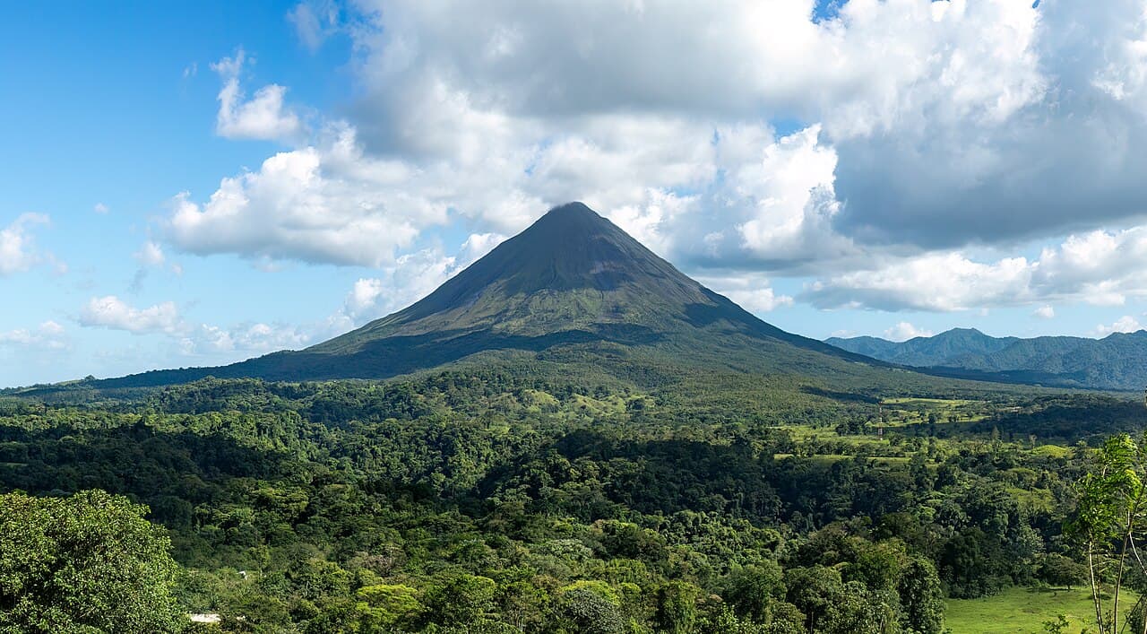 Den kjegleformede vulkanen Arenal