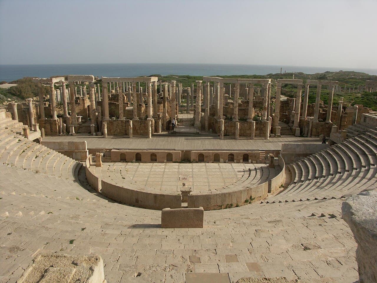 Det romerske teateret i Leptis Magna med søylerekker
