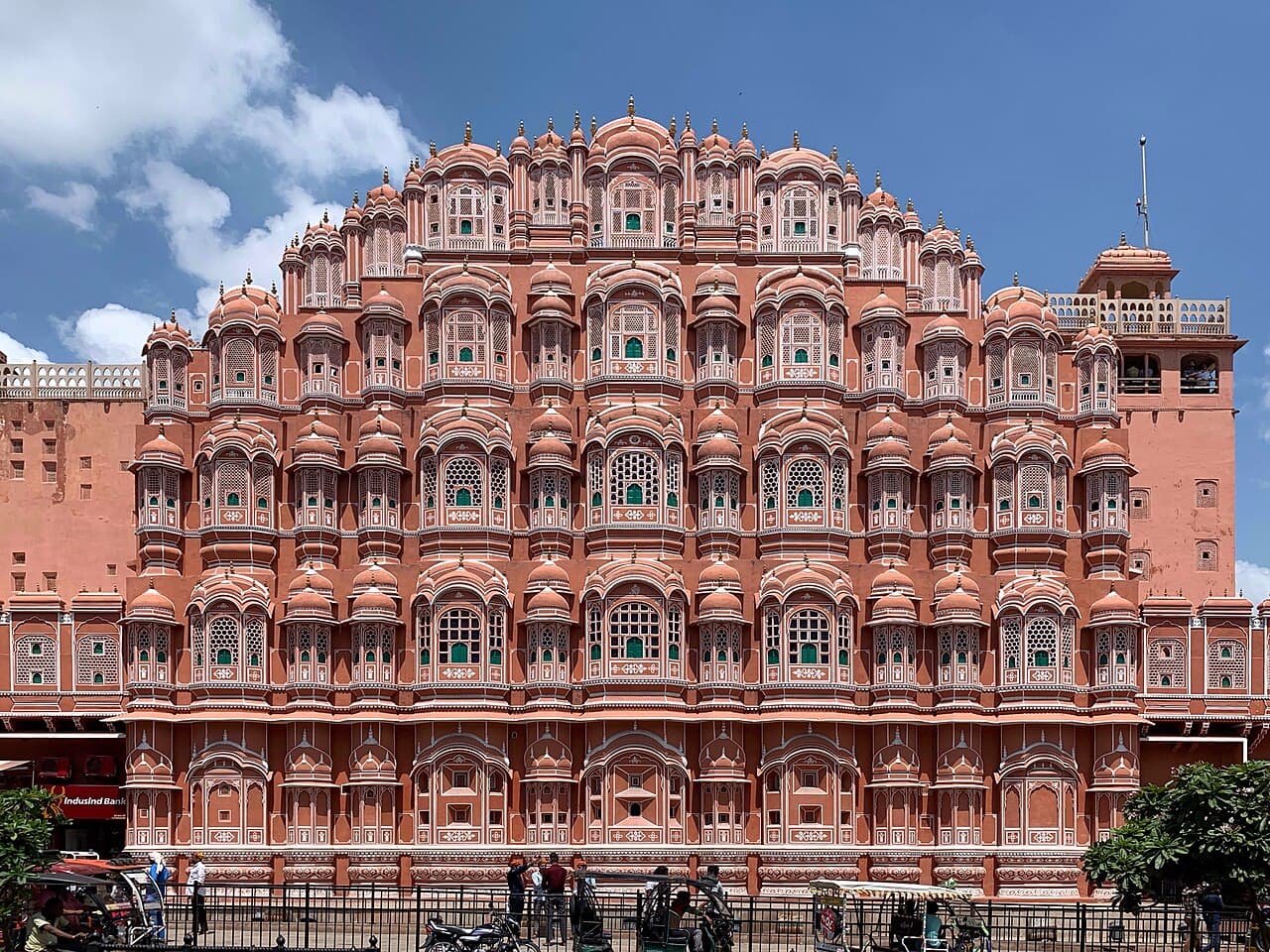 Fasaden på Hawa Mahal i Jaipur med hundrevis av vinduer